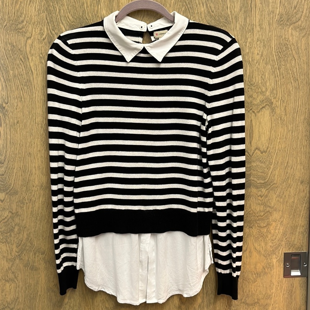 Lightweight sweater with removable collar